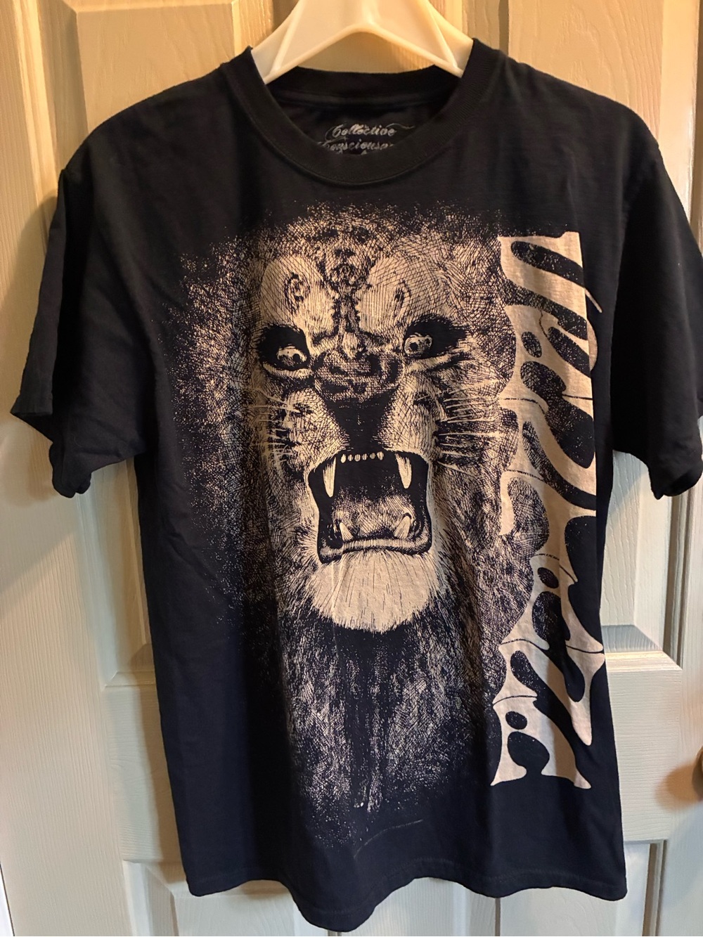 Unisex Black Graphic  Santana Lion T-Shirt size medium
